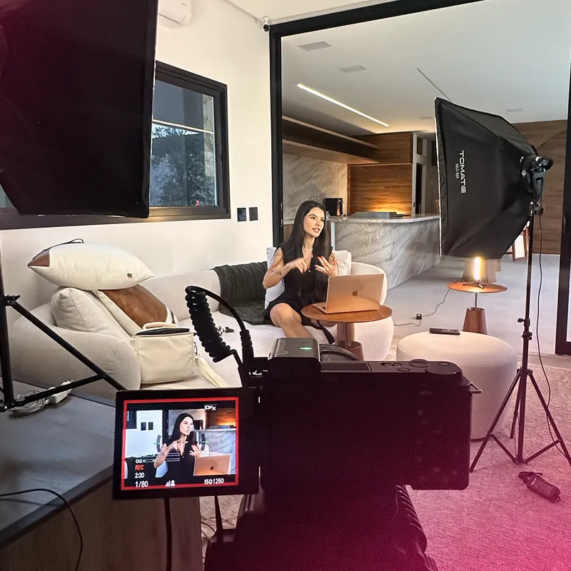 Paloma Moraes gravando conteúdo para o LIFE